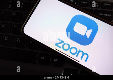 KONSKIE, POLEN - 17. September 2022: Zoom-Logo auf Smartphone-Bildschirm im Büro. Zoom Video Communications, Inc. Ist eine amerikanische Kommuniqué Stockfoto