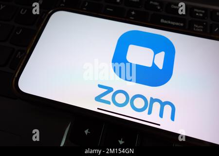 KONSKIE, POLEN - 17. September 2022: Zoom-Logo auf Smartphone-Bildschirm im Büro. Zoom Video Communications, Inc. Ist eine amerikanische Kommuniqué Stockfoto