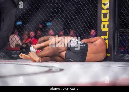 Uncasville, CT - DEZEMBER 9: Raufeon Stots besiegt Danny Sabatello durch eine Split Decision (48-47 X2 45-50 X1), um der Interims-Bantamweight-Champion zu bleiben und am 9. Dezember 2022 in Uncasville, CT, USA, zum Grand Prix Final auf der Bellator 289 im Mohegan Sun Casino zu gelangen. (Foto: Matt Davies/PxImages) Kredit: Px Images/Alamy Live News Stockfoto