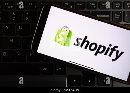 KONSKIE, POLEN - 17. September 2022: Shopify Logo wird auf dem Smartphone-Bildschirm im Büro angezeigt. Shopify Inc. Ist ein kanadischer multinationaler E-Commerce-Konzern Stockfoto