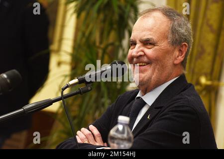 Neapel, Kampanien, Italien. 9.. Dezember 2022. Gouverneur der Region Kampanien, Vincenzo De Luca, während des Besuchs des Ministers für regionale Angelegenheiten und Autonomie, Roberto Calderoli, des Palastes der Region Kampanien in Neapel. (Kreditbild: © Pasquale Gargano/Pacific Press via ZUMA Press Wire) Stockfoto