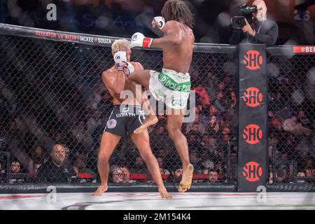 Uncasville, CT - DEZEMBER 9: Raufeon Stots besiegt Danny Sabatello durch eine Split Decision (48-47 X2 45-50 X1), um der Interims-Bantamweight-Champion zu bleiben und am 9. Dezember 2022 in Uncasville, CT, USA, zum Grand Prix Final auf der Bellator 289 im Mohegan Sun Casino zu gelangen. (Foto: Matt Davies/PxImages) Kredit: Px Images/Alamy Live News Stockfoto