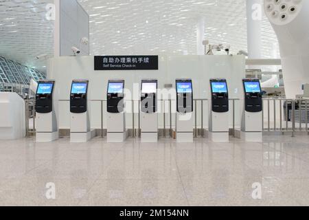 SHENZHEN - 16. APRIL: Check-in-Automaten am 16. April 2014 in Shenzhen, China. Der internationale Flughafen Shenzhen Bao'an liegt in der Nähe von Huangtian und Fu Stockfoto