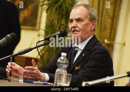 Neapel, Kampanien, Italien. 9.. Dezember 2022. Gouverneur der Region Kampanien, Vincenzo De Luca, während des Besuchs des Ministers für regionale Angelegenheiten und Autonomie, Roberto Calderoli, des Palastes der Region Kampanien in Neapel. (Kreditbild: © Pasquale Gargano/Pacific Press via ZUMA Press Wire) Stockfoto