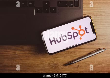 KONSKIE, POLEN - 17. September 2022: HubSpot-Logo wird auf dem Smartphone-Bildschirm im Büro angezeigt. HubSpot ist ein amerikanischer Entwickler und Vermarkter von Soft Stockfoto