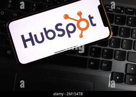 KONSKIE, POLEN - 17. September 2022: HubSpot-Logo wird auf dem Smartphone-Bildschirm im Büro angezeigt. HubSpot ist ein amerikanischer Entwickler und Vermarkter von Soft Stockfoto