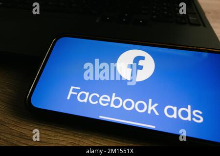 KONSKIE, POLEN - 17. September 2022: Facebook Ads-Logo auf Smartphone-Bildschirm im Büro Stockfoto