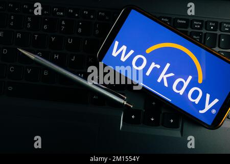 KONSKIE, POLEN - 17. September 2022: Workday Logo wird auf dem Smartphone-Bildschirm im Büro angezeigt. Workday, Inc. Ist ein amerikanischer On-Demand-Anbieter (Cloud-basiert) Stockfoto