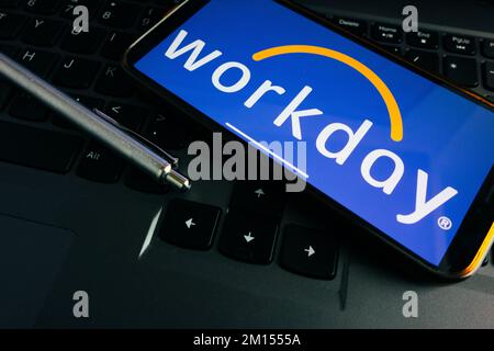 KONSKIE, POLEN - 17. September 2022: Workday Logo wird auf dem Smartphone-Bildschirm im Büro angezeigt. Workday, Inc. Ist ein amerikanischer On-Demand-Anbieter (Cloud-basiert) Stockfoto