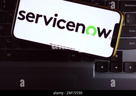 KONSKIE, POLEN - 17. September 2022: ServiceNow-Logo wird auf dem Smartphone-Bildschirm im Büro angezeigt. ServiceNow ist ein amerikanisches Softwareunternehmen, das Stockfoto