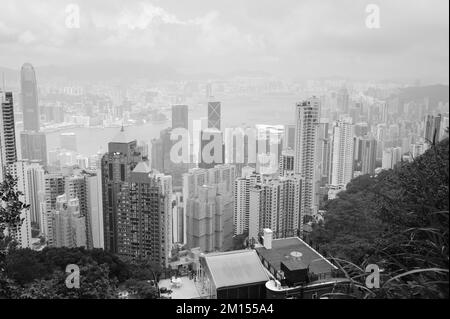 HONGKONG - 25. MAI: Blick vom Victoria Peak am 25. Mai 2012 in Hongkong, China. Hongkong, auch bekannt unter den Initialen H.K., befindet sich auf CH Stockfoto