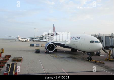 HONGKONG, CHINA - OKTOBER 03: Delta Air Lines Boeing-777 in Hong Kong International Airport am 03. Oktober 2010 in Hong Kong, China. Die aus dem "B" Stockfoto