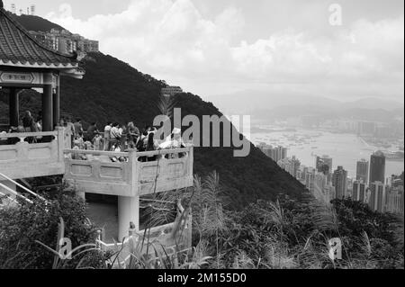 HONGKONG - 25. MAI: Blick vom Victoria Peak am 25. Mai 2012 in Hongkong, China. Hongkong, auch bekannt unter den Initialen H.K., befindet sich auf CH Stockfoto