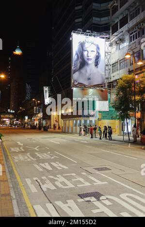 HONGKONG, CHINA - OKTOBER 04: Tsim Sha Tsui aria in der Nähe der Nathan Road am 04. Oktober 2010 in Hongkong, China. Tsim Sha Tsui ist ein wichtiger Touristenzentrum in m. Stockfoto