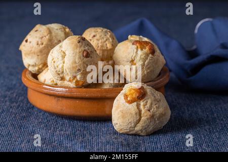 Chipa, typisches Paraguayanisches Käsebrot auf blauer Tischdecke. Stockfoto