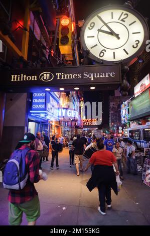 NEW-YORK - SEPTEMBER 26: Menschen gehen am Times Square am 26. September 2011 in New York, USA, in der Nähe des Hilton Hotels. Seit 2010 gibt es jetzt mehr als 530 Hügel Stockfoto