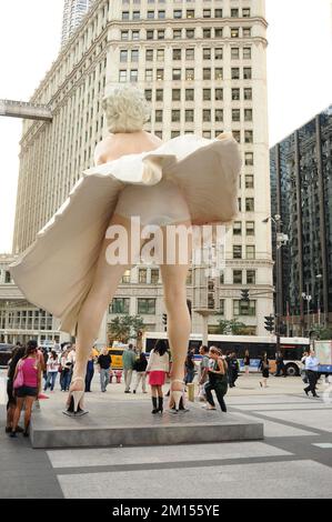 CHICAGO, USA - Okt 06: Statue von Marilyn Monroe in Chicago am 06. Oktober 2011 in Chicago, USA. Die vom Künstler Seward Johnson entworfene Statue basiert auf aro Stockfoto