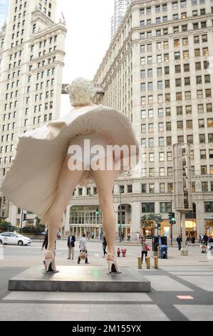 CHICAGO, USA - Okt 06: Statue von Marilyn Monroe in Chicago am 06. Oktober 2011 in Chicago, USA. Die vom Künstler Seward Johnson entworfene Statue basiert auf aro Stockfoto