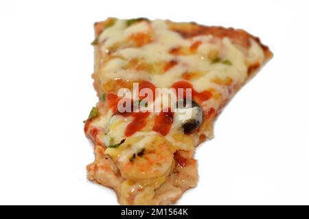 Sea Ranch Pizza mit Garnelen, Krabbenstücken, Ranch Sauce, Scheiben von Paprika und Mozzarella, italienische und amerikanische Küche Hintergrund, Fast Junkfood Conce Stockfoto