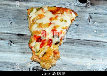 Sea Ranch Pizza mit Garnelen, Krabbenstücken, Ranch Sauce, Scheiben von Paprika und Mozzarella, italienische und amerikanische Küche Hintergrund, Fast Junkfood Conce Stockfoto