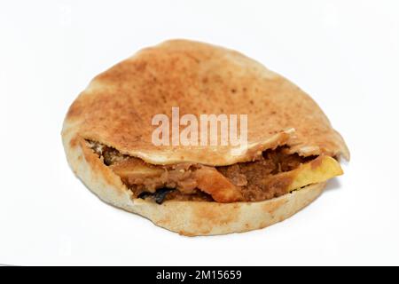 Mischung aus Kartoffeln, gebratenen Fingern, pürierten Fava-Bohnen, gebratener Aubergine, ägyptischem Falafel-grünen Burger, gekochten Eiern und Tahini gefüllt in einem Shami flatbre Stockfoto