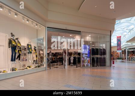 Mondovì, Cuneo, Italien - 07. Dezember 2022: Manganaro-Bekleidungsgeschäft im italienischen Outlet-Einkaufszentrum Mondovicino. Manganaro ist berühmte italienische Kleidung Stockfoto