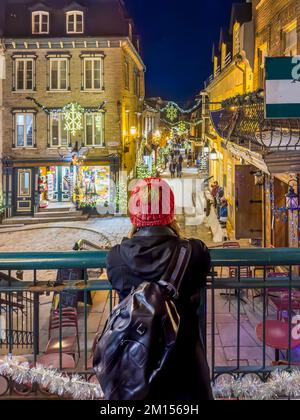 Touristin macht ein Foto von Petit Champlain Street, Old Quebec City, Quebec, Kanada Stockfoto