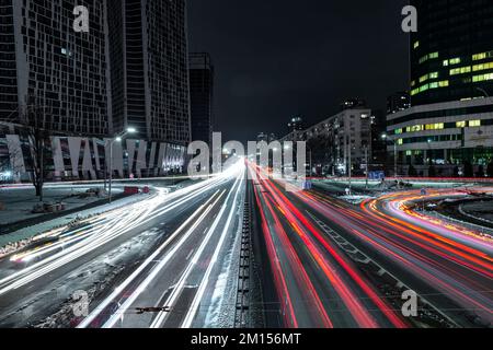 Nächtlicher Stadtverkehr. Autolichtspuren auf der Straße Stockfoto