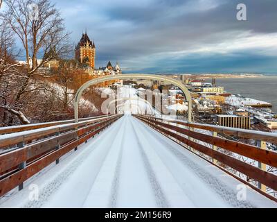 Terrasse Dufferin Rutschen mit Schnee und Hotel Chateau Frontenac Old Quebec City, Quebec, Kanada Stockfoto