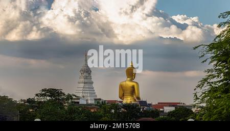 Bangkok, Thailand - 06. Dezember 2022 : Rückansicht der wunderschönen Giant Golden Buddha Statue und White Pagada vor dem Hintergrund des Himmels im Wat Pakna Stockfoto