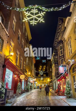 Festlich dekorierte Straße in der Altstadt von Quebec, Quebec, Kanada Stockfoto