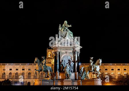 Maria-Theresa-Platz in Wien bei Nacht. Detail der Statue des Platzes des Museums für Naturwissenschaften und Kunstgeschichte in Wien. Stockfoto