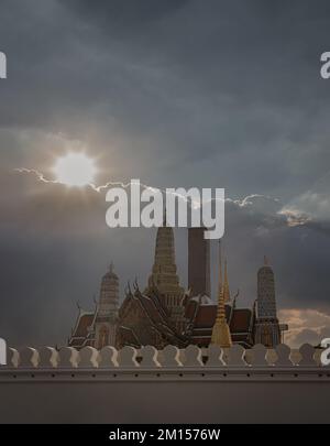 Bangkok, Thailand - 07. Dezember 2022 - wunderschöne thailändische Architektur des buddhistischen Tempels des Smaragd-Buddha-Tempels (Wat Phra Kaew) vor dem Hintergrund des Rückgrats Stockfoto