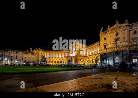 Hofburg in Wien bei Nacht. Wiener Kaiserpalast in Osterreich während der Weihnachtszeit. Stockfoto