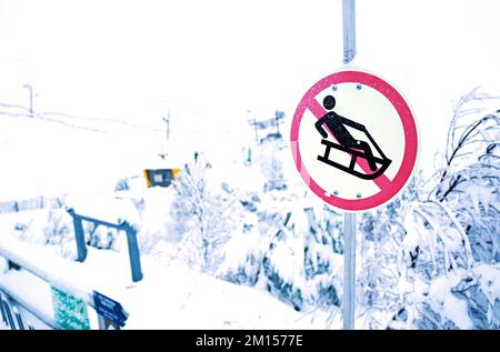 Schild „Keine Schlittenfahrt“ in der Nähe des Skizentrums im Cairngorms-Nationalpark bei Aviemore. Große Gebiete des Landes sind gewarnt worden, am Wochenende mit schweren Wetterbedingungen zu rechnen, mit Schneevorhersagen für Schottland und den Südosten Englands. Foto: Samstag, 10. Dezember 2022. Stockfoto