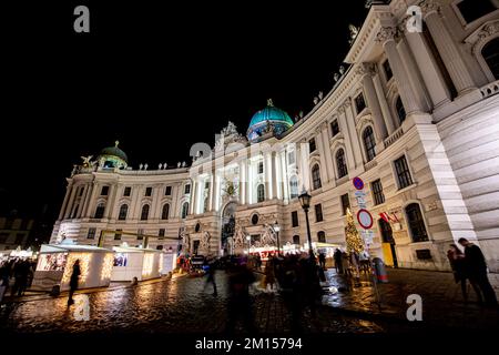 Sisi-Museum in Wien bei Nacht. Der Michaelerplatz und sein Weihnachtsmarkt in Wien. Stockfoto