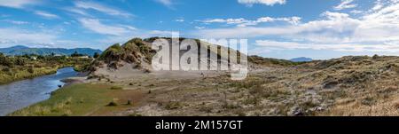 Ein Panoramablick auf den Waitohu-Fluss links, Sanddünen, Strand in Otaki an der Kapiti-Küste Neuseelands Stockfoto