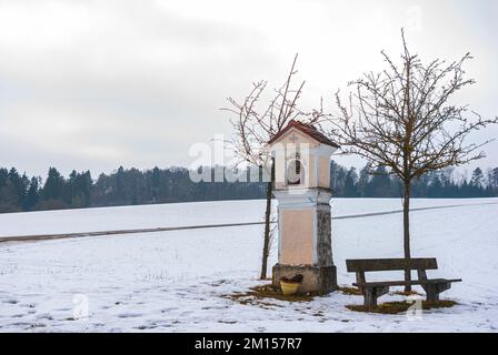 Katholischer Schrein an der Schwäbischen Alb im Winter, in der Nähe von Hayingen, Baden-Württemberg, Deutschland. Stockfoto