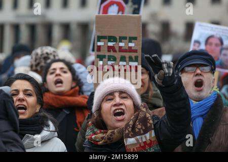 Berlin, Deutschland. 10.. Dezember 2022. Am Internationalen Tag der Menschenrechte finden Demonstrationen am Brandenburger Tor statt, um sich mit den Protesten im Iran solidarisch zu zeigen. Kredit: Joerg Carstensen/dpa/Alamy Live News Stockfoto