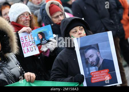 Berlin, Deutschland. 10.. Dezember 2022. Eine Frau hält ein Schild mit Mohsen Shekari, kürzlich im Iran hingerichtet. Am Internationalen Tag der Menschenrechte demonstrieren die Menschen am Brandenburger Tor in Solidarität mit den Protesten im Iran. Kredit: Joerg Carstensen/dpa/Alamy Live News Stockfoto