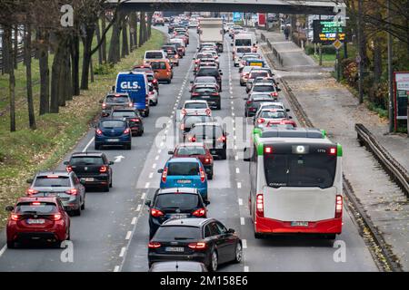 Innerstädtischer Verkehr, 3-spuriger Westfalendamm, B1 Bundesstraße, hoher Verkehr, städtischer Busverkehr, NRW, Deutschland, Dortmund, Stockfoto