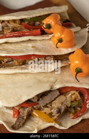 Nahaufnahme von Tacos, typisch mexikanisches Essen, mit Rindfleisch, Gemüse und Gewürzen. Stockfoto