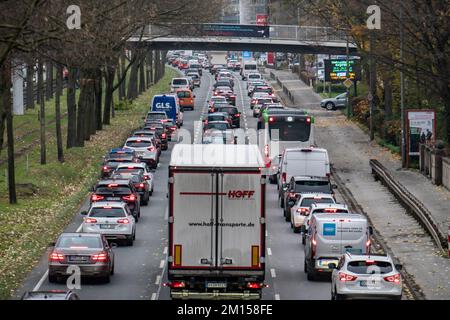 Innerstädtischer Verkehr, 3-spuriger Westfalendamm, B1 Bundesstraße, hoher Verkehr, städtischer Busverkehr, NRW, Deutschland, Dortmund, Stockfoto