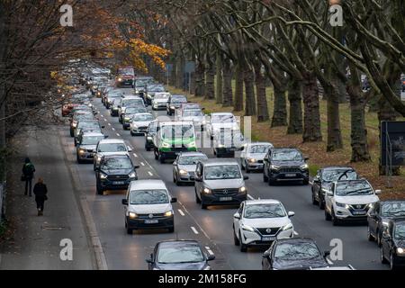 Innerstädtischer Verkehr, 3-spuriger Westfalendamm, B1 Bundesstraße, hoher Verkehr, NRW, Deutschland, Dortmund, Stockfoto