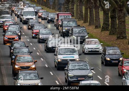 Innerstädtischer Verkehr, 3-spuriger Westfalendamm, B1 Bundesstraße, hoher Verkehr, NRW, Deutschland, Dortmund, Stockfoto