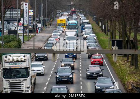 Innerstädtischer Verkehr, 3-spuriger Westfalendamm, B1 Bundesstraße, hoher Verkehr, NRW, Deutschland, Dortmund, Stockfoto