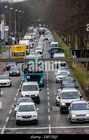 Innerstädtischer Verkehr, 3-spuriger Westfalendamm, B1 Bundesstraße, hoher Verkehr, NRW, Deutschland, Dortmund, Stockfoto