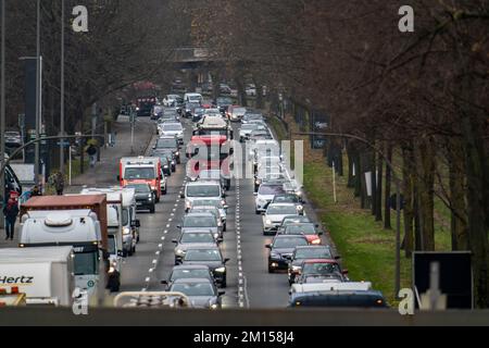 Innerstädtischer Verkehr, 3-spuriger Westfalendamm, B1 Bundesstraße, hoher Verkehr, NRW, Deutschland, Dortmund, Stockfoto