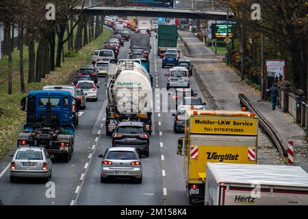 Innerstädtischer Verkehr, 3-spuriger Westfalendamm, B1 Bundesstraße, hoher Verkehr, NRW, Deutschland, Dortmund, Stockfoto