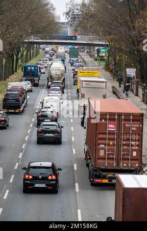 Innerstädtischer Verkehr, 3-spuriger Westfalendamm, B1 Bundesstraße, hoher Verkehr, NRW, Deutschland, Dortmund, Stockfoto